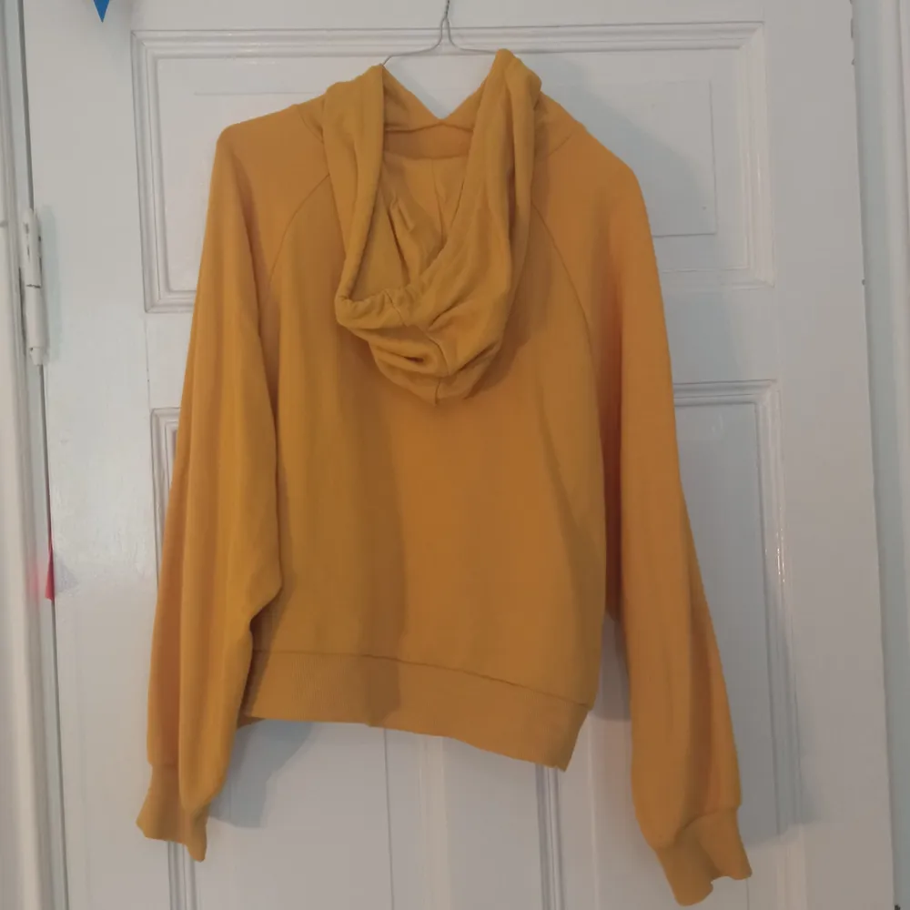Superhärlig gul hoodie från Monki! Lite kortare modell än vanliga hoodies. Välanvänd och lite noppig, därav priset! 🥰. Hoodies.