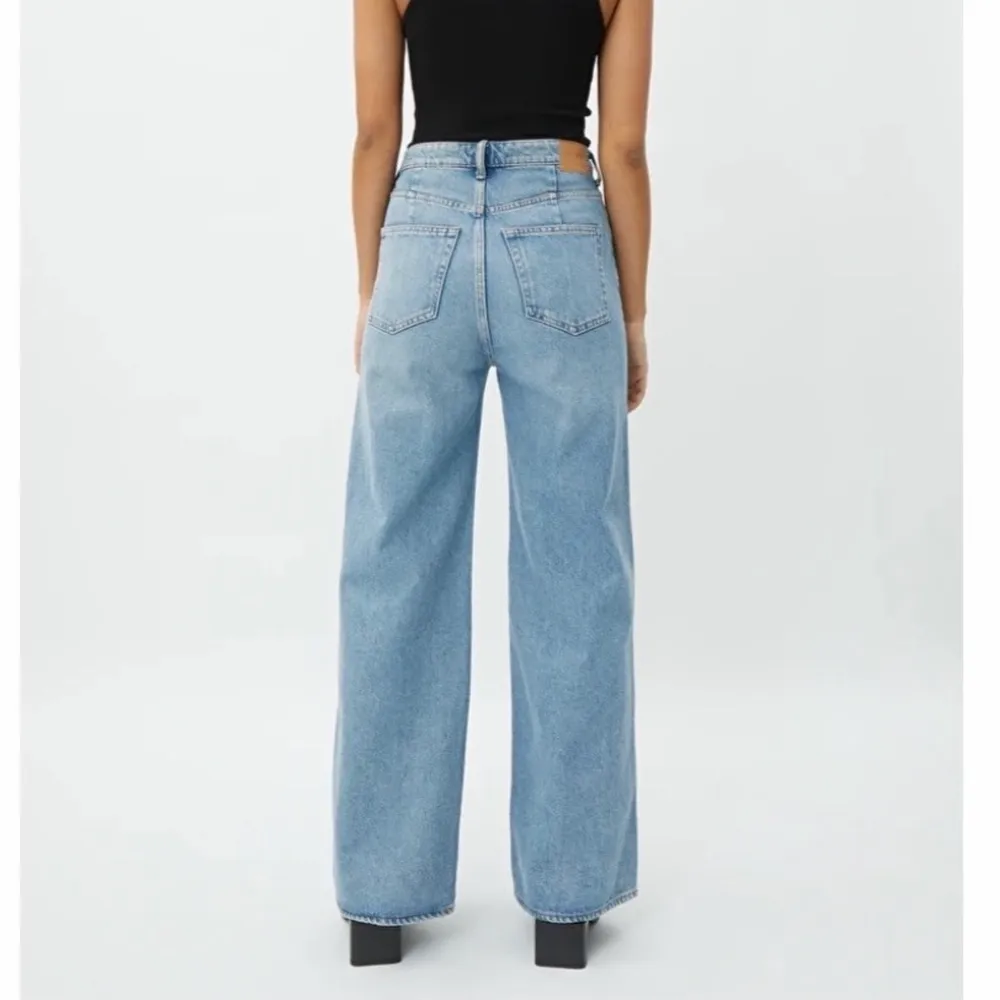 Säljer dessa superfina jeans!🌟 Modellen är ace och de kommer från weekday! Ordinariepris 500kr men säljer för 250! De är använda ca 2 gånger, så de är i inprincip nyskick! Säljer då de var lite för korta för mig!💖 kan mötas upp i Stockholm eller frakta🌟. Jeans & Byxor.
