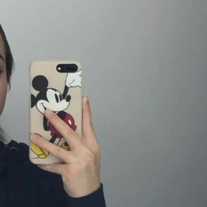 musse pigg skal - Säljer detta roliga och unika skal med musse pigg på❣️❣️ Har skaffat ny mobil så kan ej använda det😢 Skalet passar iPhone 8 plus eller 7 plus. Köparen står för frakt💖💖