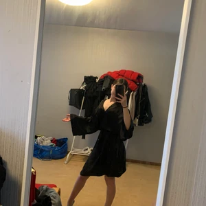 Siden morgonrock - Morgonrock som knappt är använd, bra skick och kan även användas som klänning. Inte genomskinlig 