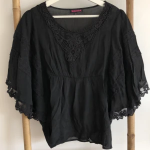 Svart blus Indiska storlek M - Fin tunnare blus från Indiska med fina detaljer. Storlek M. Har ett par år på nacken men mycket fint skick!