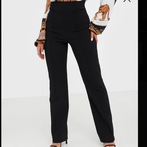 Kostymbyxor från Nelly - Splitters nya kostymbyxor ifrån Nelly. Säljer då jag köpte fel storlek 🥶 SÅ fina och mjuka! Nypris 400kr Storlek L men skulle möjligtvis kunna passa en M. Pris går alltid att diskuteras! ☺️