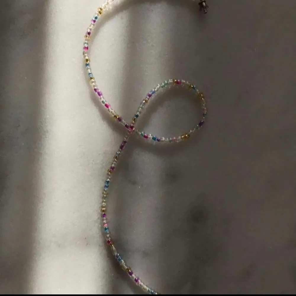 CARAMEL NECKLACE 🍬🍬 säljer ett handgjort halsband av glaspärlor 79kr men eftersom att det är rea tills 8 maj så är det rea på 59kr 💕 Passa på nu!! Instagram @designbyliya_ ❗️❗️❗️. Accessoarer.