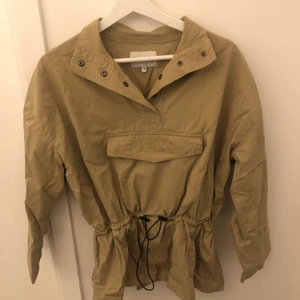 Jacka/tröja - Säljer en jacka/tröja (använt den för båda) från NaKd. Den är grön med detaljer. Strl 38 men är dels justerbar i midjan. Säljer för 100kr+frakt. Budgivning i kommentarsfältet eller skriv till mig privat.💚