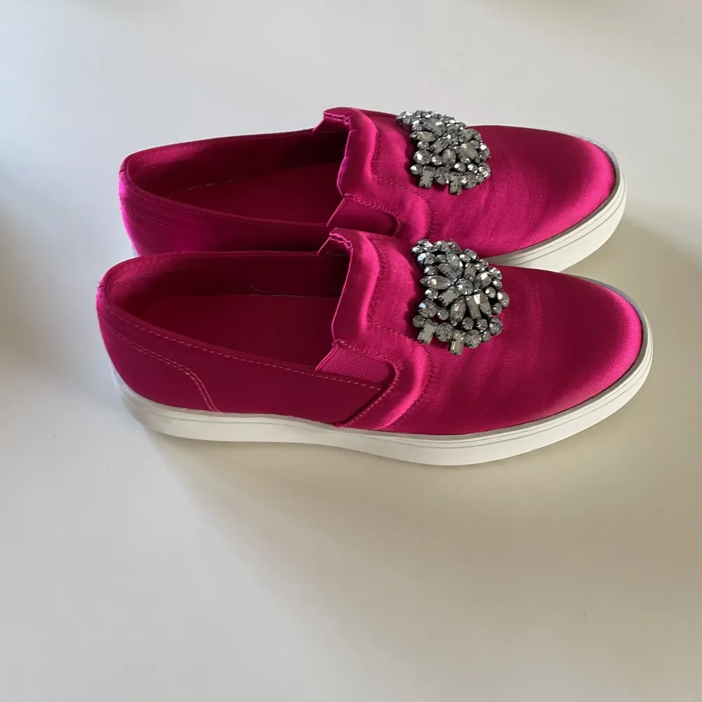 Cerise sneakers från Zara. Stl 37. Nya ej använda pga fel stl.. Skor.