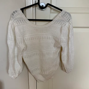 Vit blus/tröja - Vit blus/tröja från Mango. Stolek: M. Bra skick. 