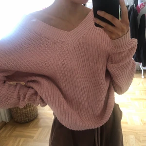 stickad tröja - jättesöt rosa stickad tröja med snörning på ryggen som man kan ljustera själv🥺💞 säljer då den inte kommer till användning längre😪