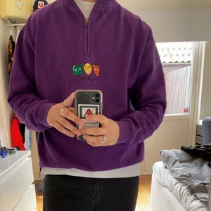 Half zip-up från junkyard - Gullig och cool oversize half zip-up tröja från junkyard med frukter på i storlek L. Tröjan sitter bra på alla storlekar beroende på hur man vill att den ska sitta. Priset kan diskuteras!
