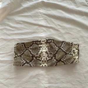 Bikinitopp - Supersnygg bikinitopp i ormskinnsmönster, säljer då den är för liten. Knappt använd☺️ köparen står för frakt 📦 