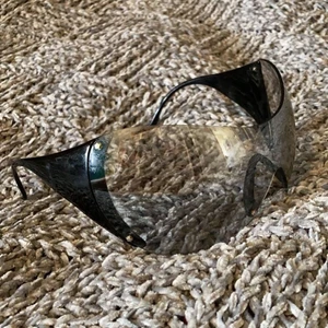 Stora solglasögon  - Riktigt feta solglasögon🖤♣️♟. Dom är använda endast en gång, en liten lapp sitter fortfarande kvar. Dom har dock legat utan fodral och har då fått nån liten repa på glaset. Det är dock inget man märker av!!