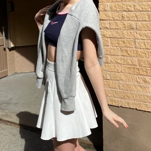 Vit kjol - En jätte snygg vit tenniskjol. Kommer passa så bra nu i sommar. Älskar den men får tyvärr inte plats i garderoben längre