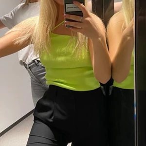 Zara topp - Säljer denna super fina topp från zara! Helt ny och prislapp kvar, säljer då den va lite liten 🤍🤍 perfekt till fest eller nu till sommaren ! Lånad bild 