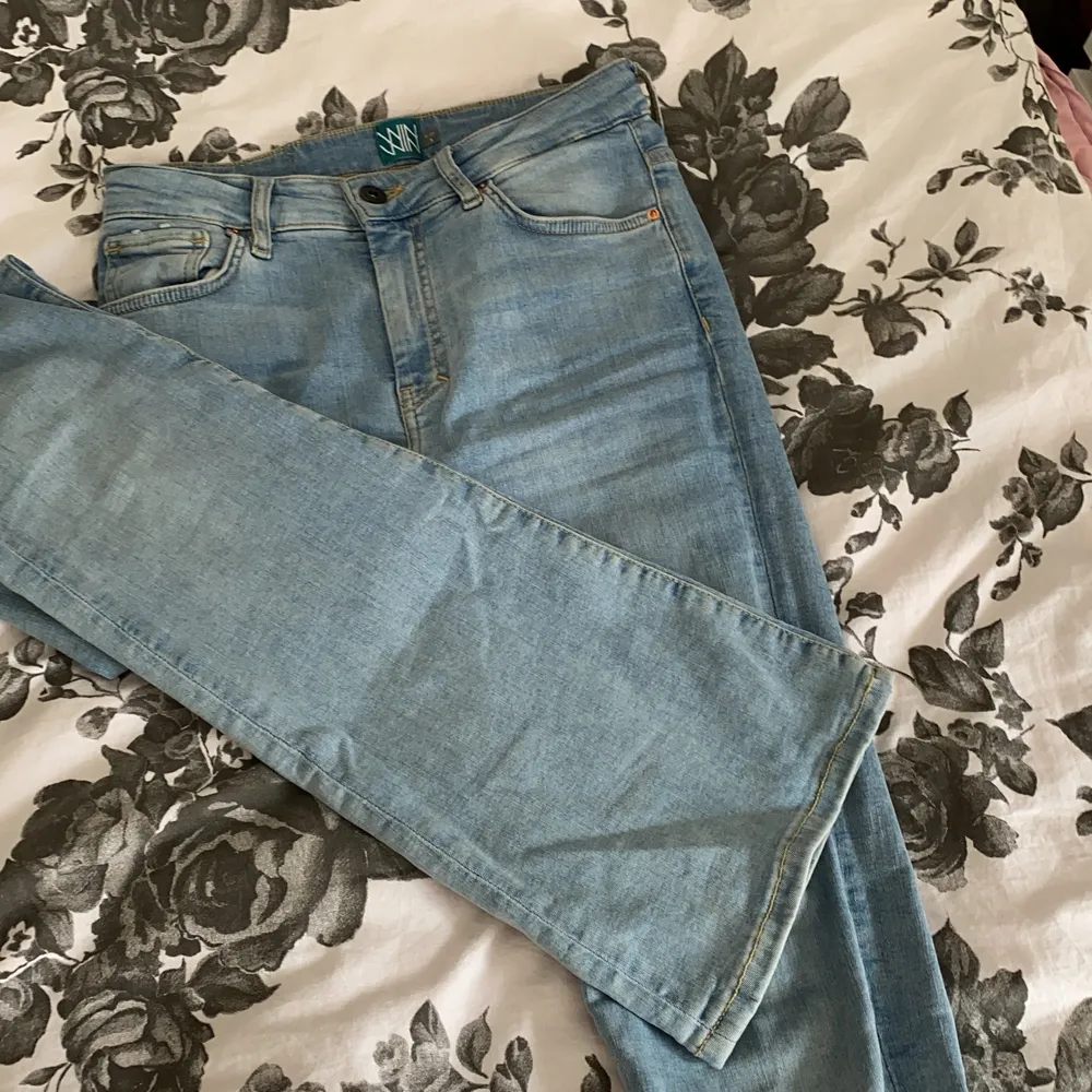 bootcut jeans i strl s från carlings, dom är i fint skick, det enda är att en av dom man sätter skärpet i har gått sönder lite. köparen står för frakt. Jeans & Byxor.