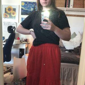 Superfin lång röd kjol från uniqlo, knappt använd❤️ Passar alla storlekar, s-l skulle jag säga! frakt 63