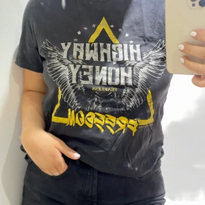 T-shirt  - Snygg T-shirt från Gina tricot, köptes för 149, säljes för 50kr. Storlek S