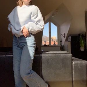 Levi’s jeans - Säljer dessa snygga Levis jeans. Modellen heter ribcage straight och är i stolek 25! Säljer då dem inte längre kommer till användning. Original priset är 1200kr men säljer dem för 300kr