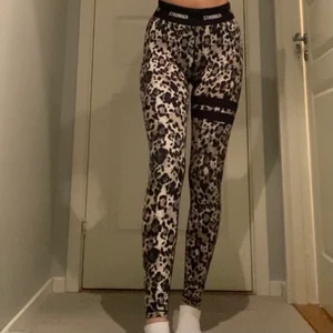 Stronger tights st M - Säljer mina stronger tights då dom inte längre kommer till användning. De är bra i längden (är 176), sitter super smickrande och är sjukt sköna! 🤩  de är i bra skick i övrigt men är lite ”noppriga” på resåren men det är inget som märks 🥰 300kr+ 66kr frakt