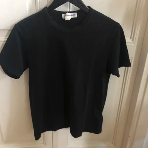 Comme des Garçons t shirt - Plain svart CDG t shirt i bra skick! Köpt på herrjudit