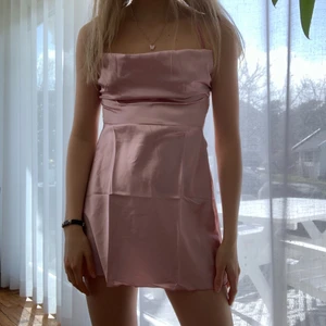 FANTASTISK SATINKLÄNNING 💗💗 - FANTASTISK SATINKLÄNNING 💗💗