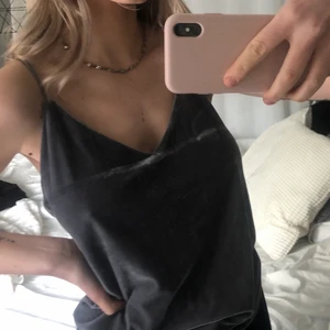 Grått linne - Linne i sammet. Aldrig använt men mycket fint. Strecket är bara där för den nyligen var vikt. Inte där i vanliga fall. Frakt - 60 kr