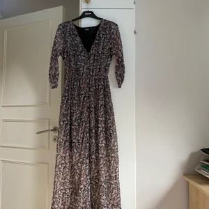 Sommarklänning - Säljer denna superfina sommarklänning från kappahl. Sparsamt använd så i mycket fint skick.