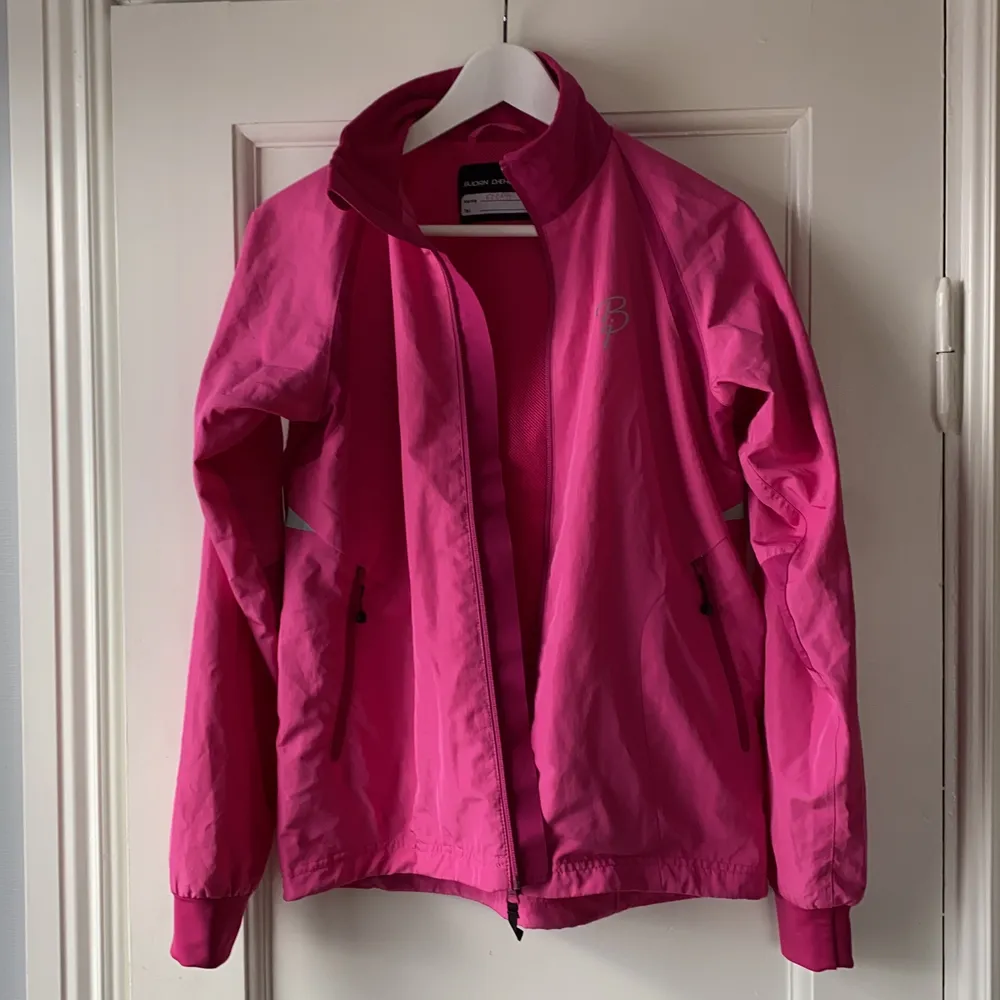 Säljer denna skitsnygga rosa vindjacka som är perfekt att ha när man är ute och springer eller på promenad. Den är i storlek 164 men passar även XS/S. . Jackor.