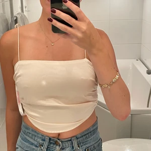 Satin topp - Ljusbeige satintopp/korsett med ljusterbara band. Inte jättestretchig så passar en xs-s. Köpt från missguided och är aldrig använd. Gratis frakt! 📦 