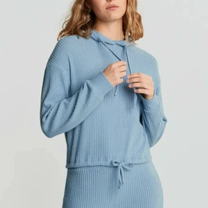 Gina Tricot  - Fin och mysig ribbad hoodie  I babyblå från Gina Tricot.