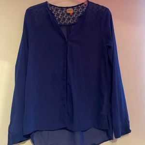 Kofta - En mörk blå kofta i härligt material väldigt tunn och lätt💙