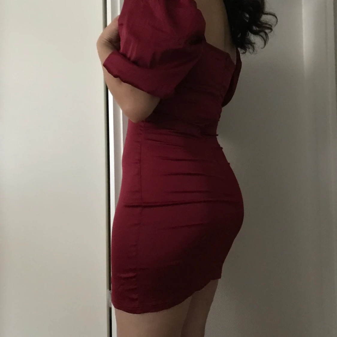 Vinröd satin klänning - 90