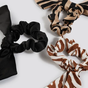 3-pack scrunchieset - 3-pack scrunchie set med zebraliknande mönster från NA-KD. Använder aldrig, säljs nu vidare🤍 100 kr + frakt🤍