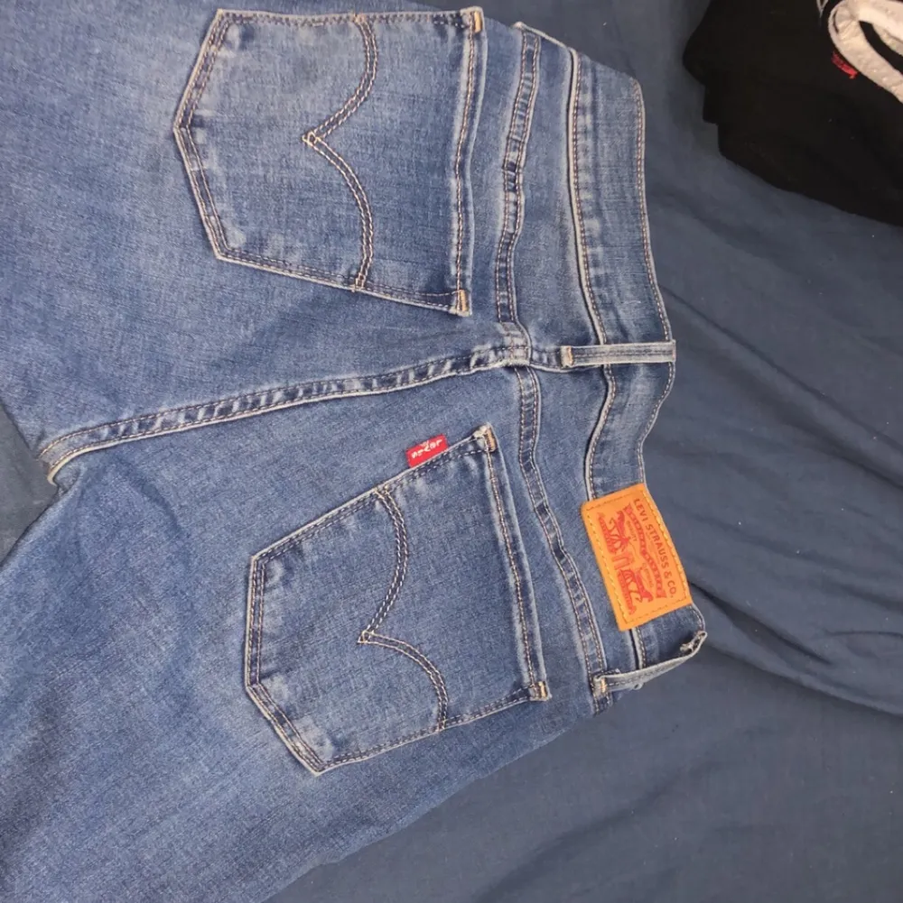 Säljer dessa jeans pga sitter inte snyggt på mig och dom kommer aldrig till andvändning, säljer för 440kr + frakt 66kr , storlek 26 (s) dom sitter lite stort på mig som har xs i jeans❤️ andvänt 2 gånger . Jeans & Byxor.