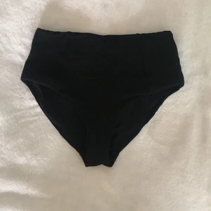 Bikinitrosor  - Aldrig använda, högmidjade och ribbade bikinitrosor. Söm i rumpan som gör att dom sitter bra. Köparen står för frakten, kan annars mötas upp i Stockholm.