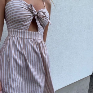 Klänning - Fin beige och vit randig klänning från NAKD i storlek 36💘 Använd fåtal ggr, så i mkt bra skick! Köptes för 399kr, säljes för 175kr +frakt🤍