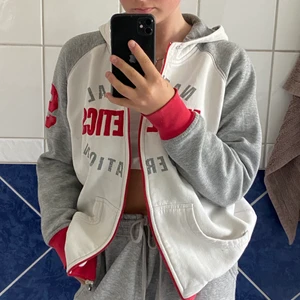 Zip-up - En vintage zip-up hoodie💕 används inte så ser om det finns någon intresserad här istället💖 testar att köra budgivning på denna, frakt tillkommer på 79kr🤎