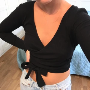 Svart topp - Svart topp från zara med knytning. Superbra skick. Frakt tillkommer 💕