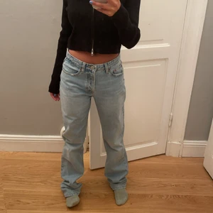 Zara jeans - Säljer dessa super snygga zara jeans, använda en gång💕 (säljer endast vid bra bud)