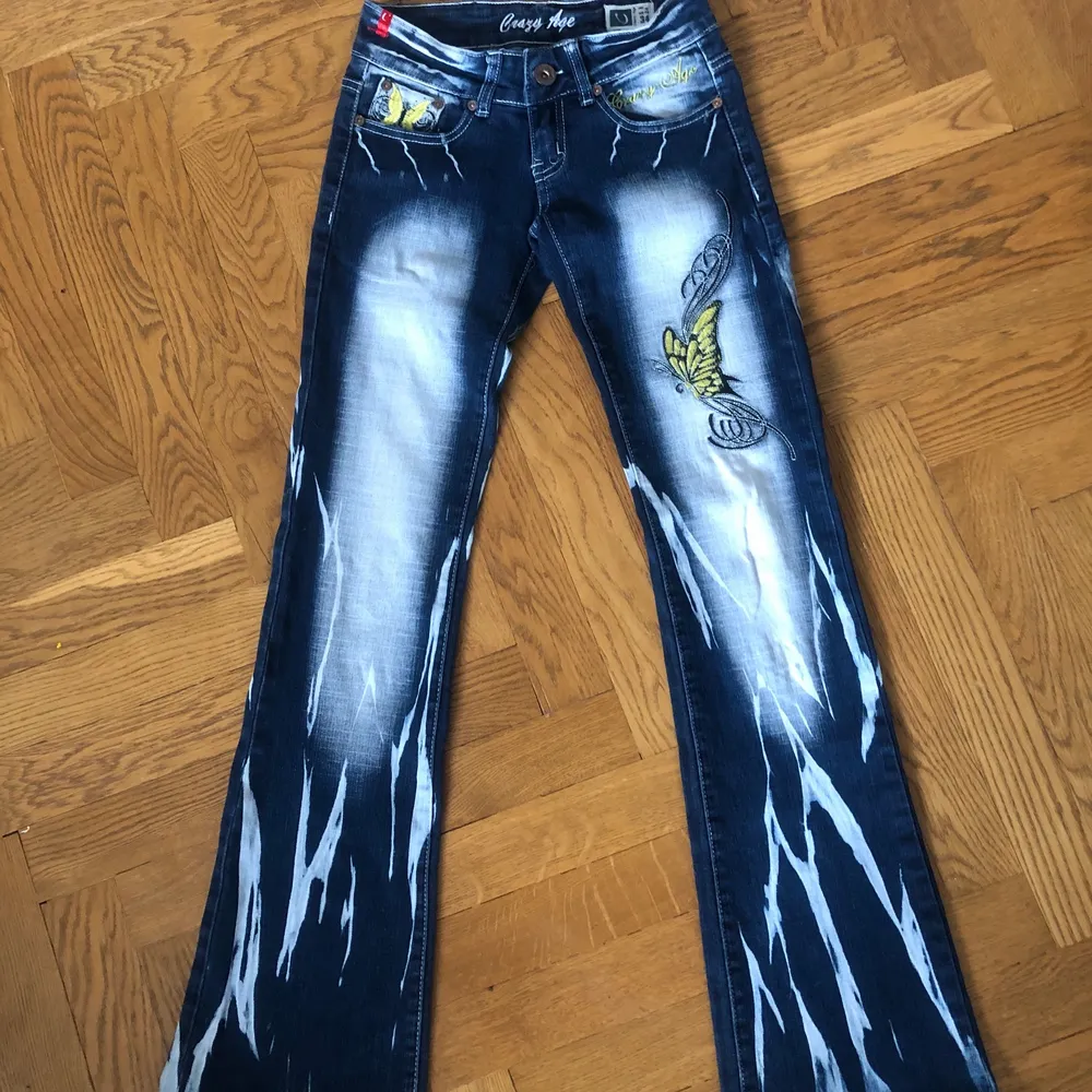 Lågmidjade jeans ifrån Crazy Age. Endast prövade då de är för små för mig. Innerbenslängd är 82cm och midjemåttet är 30cm. Metallfiguren på märket därbak är bruten på mitten (bild 3) men sitter fortfarande kvar och är enkel att limma ihop igen. Annars stör det inte användningen av jeansen. Fraktas spårbart med PostNord för 66kr. För fler bilder eller frågor skriv privat! . Jeans & Byxor.