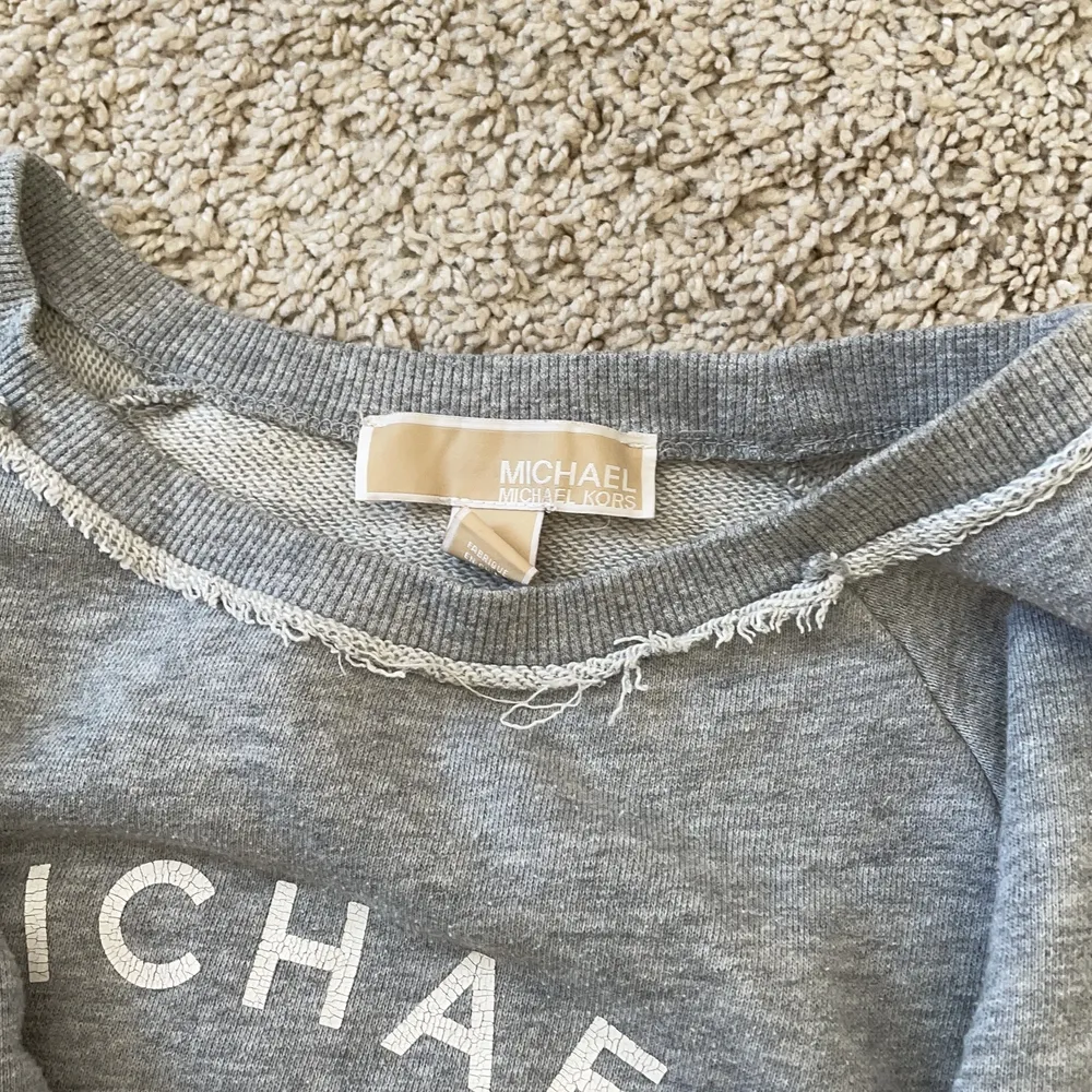 Jättefin tshirt från Michael Kors med upprullade ärmar och coola slitningar 💕 materialet är som en tunnare tröja ⚡️ . T-paidat.