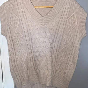 Lång stickat väst - Säljer ut min stickat väst som är i storlek S men M funkar oxå eftersom den är lång fram till höfterna. Den är varm och skön och funkar utmärkt för vintern. 