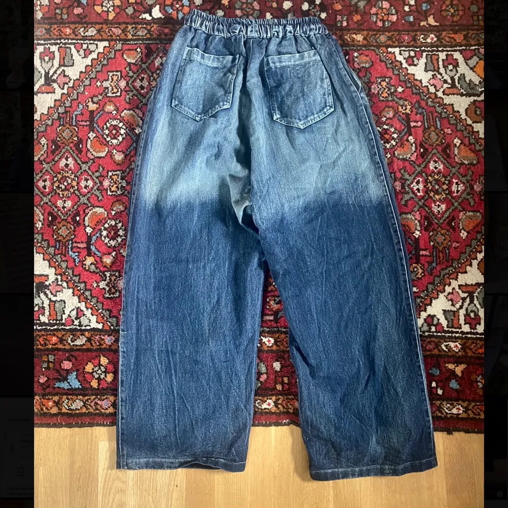 Beställde dessa jeans men tyvärr var de för korta,  jeansen är bara testade en gång och är i storleken M. Modellens längd är 1.82m och bär storlek M . Jeans & Byxor.