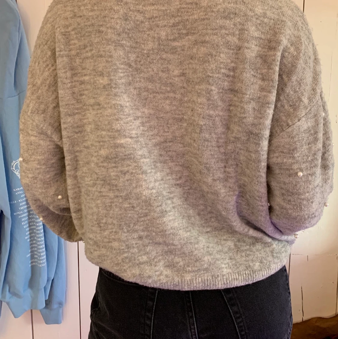 Grå stickad tröja med pärlor  - 90