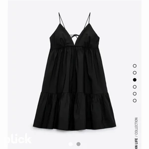 Ny klänning zara S/Xs - säljer min nya klänning i från zara. Aldrig använd råka dra bort prislappen och går inte att skicka tillbaka. 300 kr inkl frakt och då med spårbart. Passar S lika som det passar xs. 
