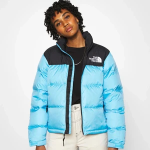 The north face jacka - Säljer min superfina blå the north Face jacka som är köpt förra året runt julen! Jackan är helt slutsåld på dem flesta hemsidorna! Jackan är i nyskick och endast använd ett fåtal gånger, kontakta mig privat för fler bilder!💘Nypris är runt 3500kr men säljer den 2500kr eller 2000kr vid snabb affär!