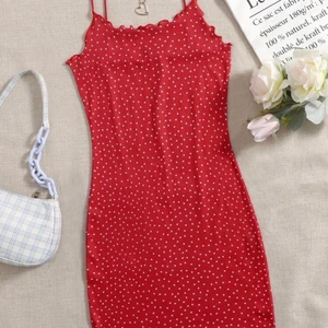 Klänning  - Fin röd klänning men inte riktigt min stil. Passar mig super bra och jag kan ha S och M. Stretchig klänning. Från SHEIN 