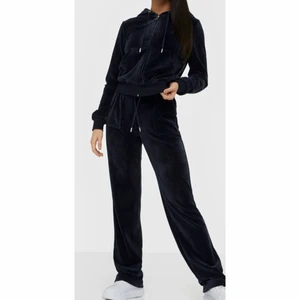 Juicy couture mjukisset night sky - Säljer min juicy couture mjukisset i färgen night sky. Storlek S på båda delarna, den är för stor för mig så den sitter inte rättvist på min kropp som den hade gjort för någon som har S därav inga bilder med mig på, skulle det vara så att ni ändå vill ha bilder när jag har den på mig så fråga i meddelande.✨