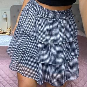 Volangkjol - Lägger upp igen pga oseriösa köpare! Slutsåld volangkjol från hm. Storlek s men den är stretchig i midjan så passar ev andra storlekar. Passar alla årstider😄  frakt tillkommer