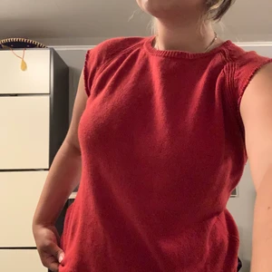 Röd väst - Röd stickad väst 🥰🥰