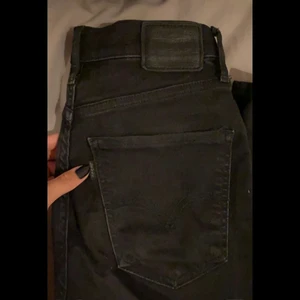 Levis Skinnyjeans - Säljer mina Mile High SuperSkinny levis jeans då jag inte använder dem längre. Bra skick och har bara blivit tvättad fåtal gånger, inga defekter. Passar någon som har strl M/S/XS i jeans. Själv har jag S, men brukar vika upp mina jeans i anklarna så de kan bli längre/kortare beroende på hur man vill att de ska se ut. Frakt är inräknad i priset