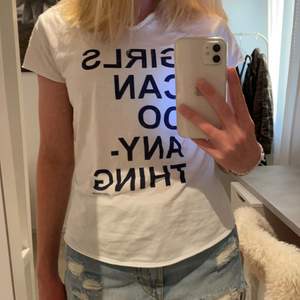 Säljer en superfin Zadig & Voltaire t-shirt ✨ bra skick och använd fåtal gånger, skriv vid intresse eller frågor 💗 tvättas innan den skickas 